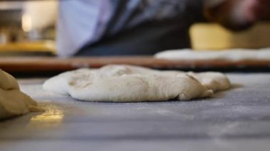 Yetenekli fırıncı fırında taze hamur şekillendirir..