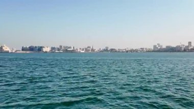 Sakin suların ve berrak gökyüzünün üzerinde çarpıcı bir ufuk çizgisi ile rahatla.