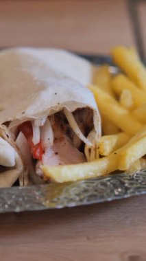 Taze malzemeler ve kızarmış patateslerle dolu lezzetli bir paketin tadını çıkarın..