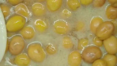 Kaşık koparma zeytinin üst görüntüsü .