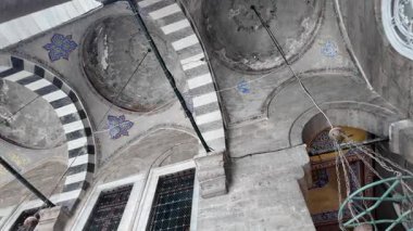 Bu çarpıcı camide kemerler ve tavanlar hakkında karmaşık detaylar keşfedin..