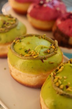 Parlak renkli çörekler ve fındık ezmesi bir tepside oturur ve etraftaki herkesi cezbeder..