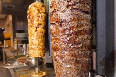 Dolu Mutfak Ayarlarında Döner Kebap Kızarması Dikey Dönen Izgara.