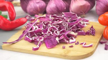 Taze malzemeler yemek için kesme tahtasına konur..