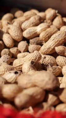 Müşteriler için yerel bir pazarda taze fıstık sergileniyor..