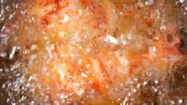 Kızarmış yağda kızaran tavuk parçalarını izleyin, çıtır çıtır olana kadar kaynayın..