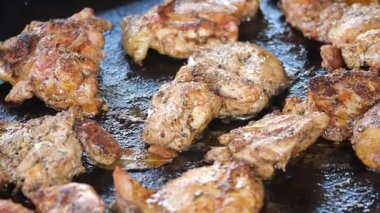 Kızarmış tavuk parçaları pişirirken arkadaşlarınla vakit geçiriyorsun..