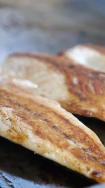 Taze balık, güneşli bir açık havada mükemmel bir şekilde kızartılır..