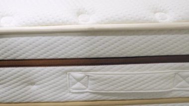 Bu yüksek kaliteli yatağın yumuşak katmanlarını ve destek özelliklerini keşfedin.