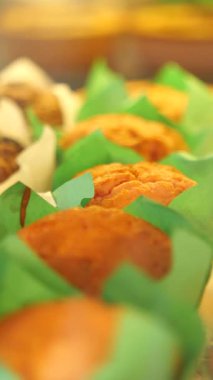 Sergilenen yeşil ambalajlı taze pişmiş muffinler..