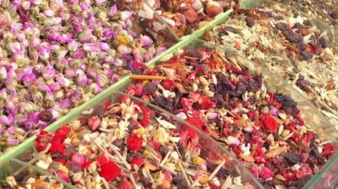 Baharat ve kurumuş çiçeklerle dolu canlı bir pazar keşfedin..