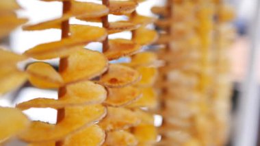 Meyve şeritleri marketteki ahşap raflarda kurutuluyor..