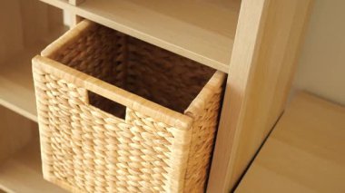 Örülmüş depolama sepetlerini kullanarak alanınızı düzenlemenin pratik yollarını keşfedin.
