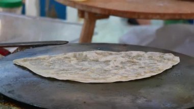 Dolu bir markette lezzetli ekmek ızgarada pişiyor..