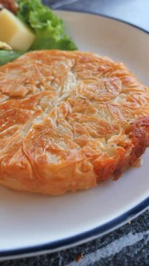 Türk Borek taze salata ile servis edilir..