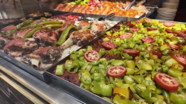 Meşgul bir markette ızgara et ve taze sebzeler hazırlandı..