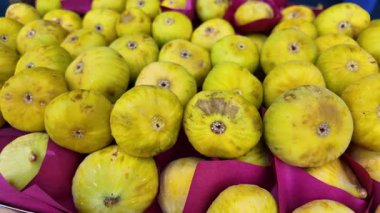 Yaz boyunca canlı bir pazar ortamında sergilenen parlak sarı incirler.