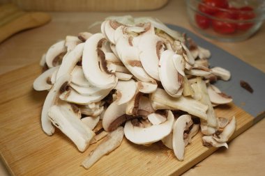 Mutfaktaki kesme tahtasına yeni kesilmiş mantarlar..