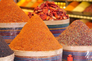 Hareketli baharat yığınları hareketli bir pazardaki tezgahları dolduruyor..