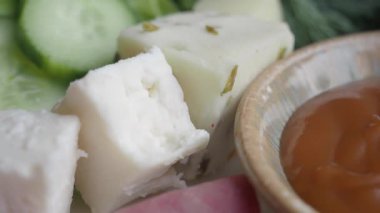 Taze peynir salatalık dilimleri ve lezzetli sosla hazırlanır..