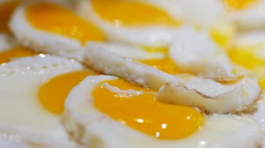 Kahvaltı için hazırlanmış yumurta sarılarını izlerken iyi eğlenceler..