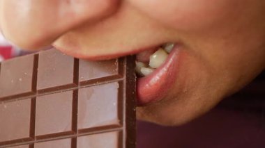 Lezzetli bir çikolatanın tadına bakan birinin yakın çekimi..