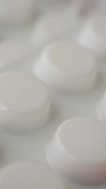 Masadaki beyaz su toplayan ilaç paketini kapat. .