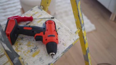 Evde tamirat için hazırlanırken aletler bir merdivende dinleniyor..