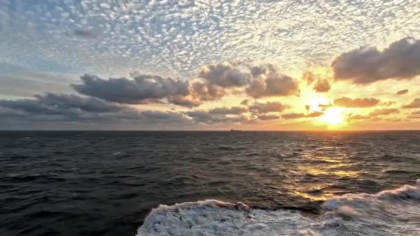 Spokojny Zachód Słońca Widok Statku Płynącego Spokojnym Morzem Kierunku Zachodu — Wideo stockowe