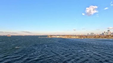 New Jersey ve New York gökdelenlerine bakan Valiler Adası manzarası.