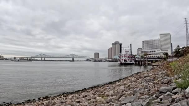 Der Blick Auf Den Mississippi Als Ein Tretboot Die Uferpromenade — Stockvideo