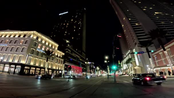 ディケーター ストリートとの交差点にあるニューオーリンズのキャナルストリート沿いの夜景 — ストック動画