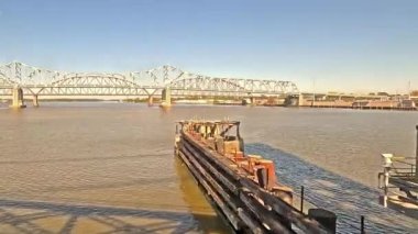 Atchafalaya Demiryolu Köprüsü. Atchafalaya Nehri 'ni geçen bir trenin manzarası. Louisiana Nehri, Mississippi Nehri 'nin bir dağılımıdır..