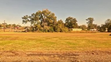 Lafayette 'ten ayrılan bir trenin manzarası. Lafayette Güney Louisiana 'da bir şehirdir..