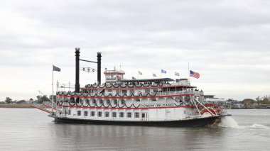 Bir sürat teknesi New Orleans 'tan ayrılıyor. Mississippi Nehri 'nin manzarası, New Orleans rıhtımından ayrılan bir kürek teknesi gibidir..
