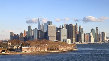 New York 'taki Lower Manhattan silueti, Brooklyn' den Doğu Nehri 'ni geçiyordu. Tek Dünya Ticaret Merkezi ufuk çizgisine hakim..