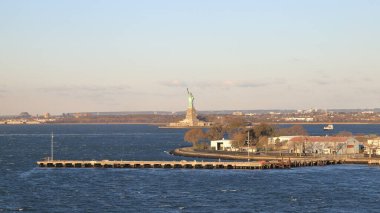 Brooklyn 'den Özgürlük Anıtı' nın manzarası. Özgürlük Heykeli New York limanındaki Özgürlük Adası 'nda yer almaktadır..