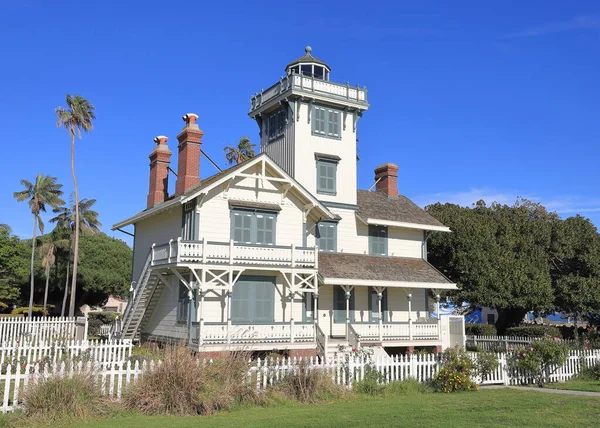 Fermin Deniz fenerini göster. Point Fermin Deniz Feneri San Pedro, Los Angeles 'ta bulunuyor. Deniz feneri 1874 'e kadar uzanır ve 1942' ye kadar çalışır durumdadır..