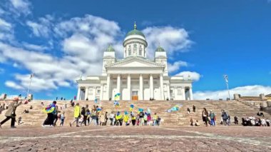 Rus işgaline karşı Ukrayna 'yı destekleyen protestocuların görüşü. Protestocular Helsinki Katedrali 'nin önünde toplanıyorlar..