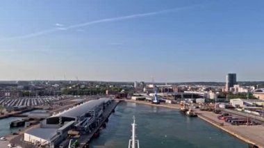 Southampton, İngiltere 'den ayrılan bir gemiden alınan hızlandırılmış kayıt. Southampton büyük bir gemi yolculuğu, araç kullanım ve konteynır terminali..