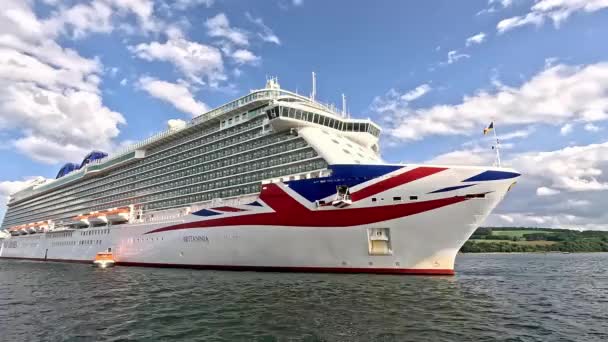 Pohled Výletní Loď Britannia Která Kotví South Queensferry Skotsku Loď — Stock video