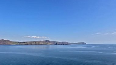 Neist Point Deniz Feneri. Skye Adası 'nın en batısındaki sahil şeridinden geçen bir gemiden alınan hızlandırılmış bir kayıt. Neist Point Deniz feneri Neist Point 'te görülebilir.