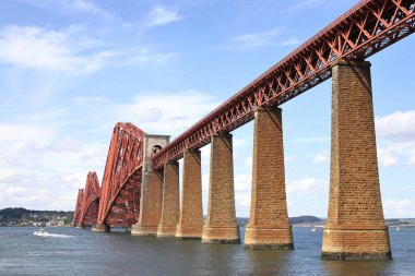İskoçya 'nın doğusundaki Güney Queensferry' den Forth Köprüsü 'ne doğru. Cantilever demiryolu köprüsü Forth 'u geçiyor..