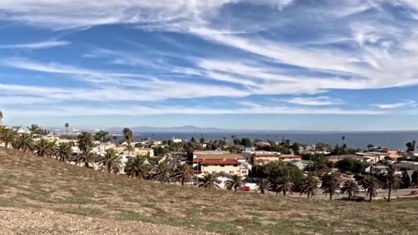 ロサンゼルスのサンペドロ地区にあるエンジェルズ ゲート パークからの眺め ロングビーチに向かうロサンゼルス ドックランド地域を横断 — ストック動画