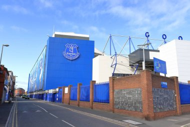 Goodison yolu boyunca Goodison Park, İngiltere 'nin dışındaki manzara. Goodison Park, İngiltere Futbol Ligi 'nin kurucu üyesi Everton FC' nin evidir..