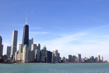 Milton Lee Olive Park 'tan Chicago rıhtımının manzarası. Binalar Michigan Gölü 'ne bakıyor..