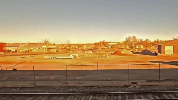 Θέα Από Ένα Τρένο Καθώς Πλησιάζει Gallup Gallup Είναι Μια — Αρχείο Βίντεο