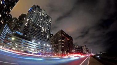 Chicago rıhtımındaki South Lake Shore Drive boyunca bir akşam manzarası. Lake Shore Drive, Michigan Gölü kıyıları boyunca uzanan bir otoyoldur..