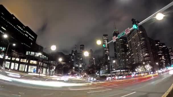 シカゴ アベニューとレイクショア ドライブの交差点の夜景 交差点はミシガン湖の横にあるシカゴのウォーターフロントにある — ストック動画