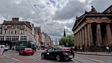 Edinburgh 'daki Princes Caddesi' nin manzarası. Sokak, İskoçya 'nın başkenti Edinburgh' un ana alışveriş caddesidir..